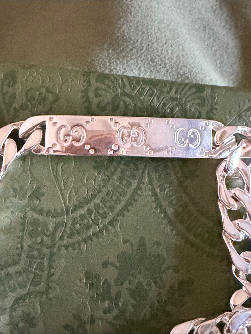 Gucci Silver Curb Chain Bracelet with Engraved Logo Plate - Picture 3 of 6